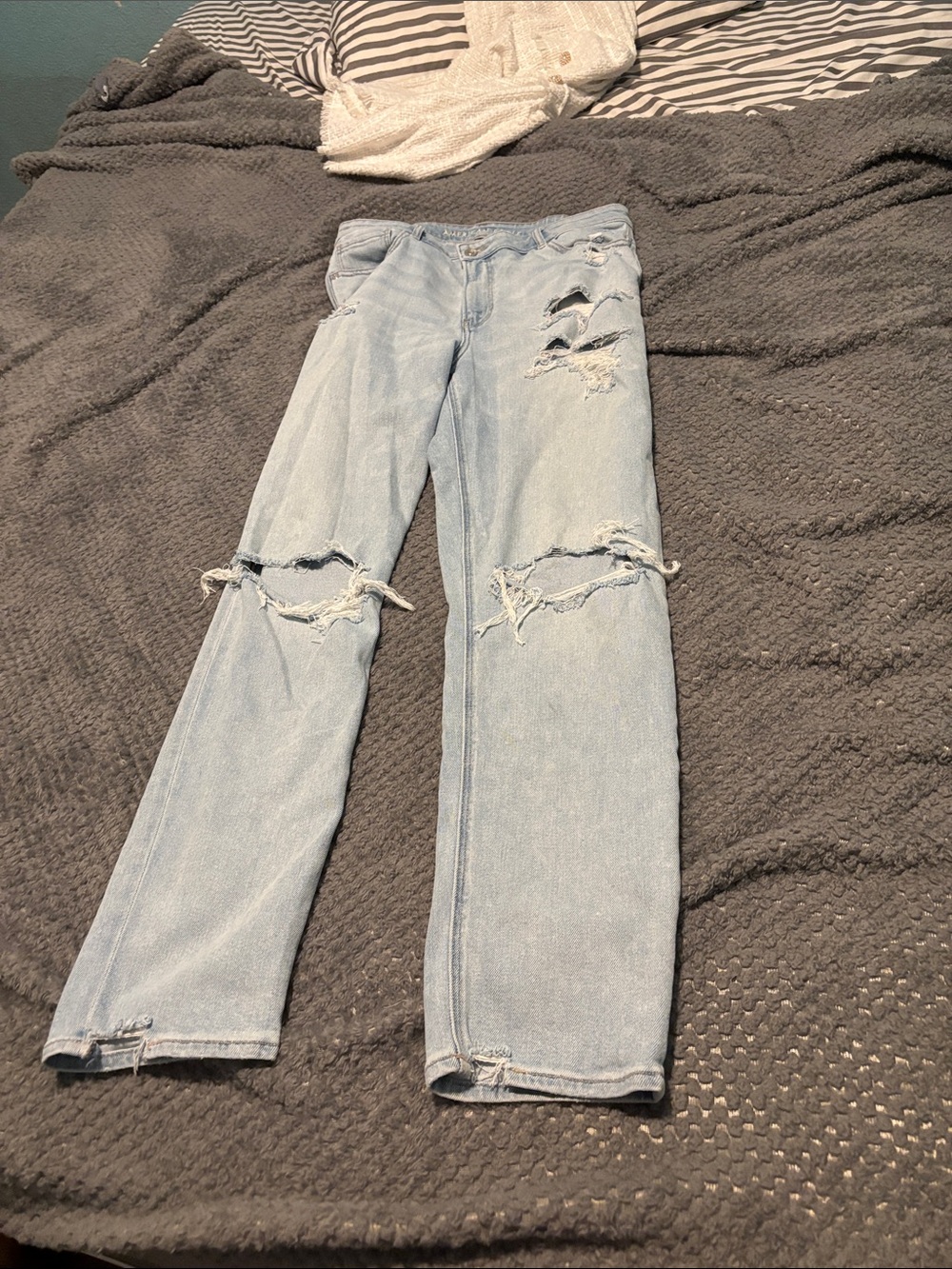 Womens size 14 American Eagle Light Blue Distressed Jeans